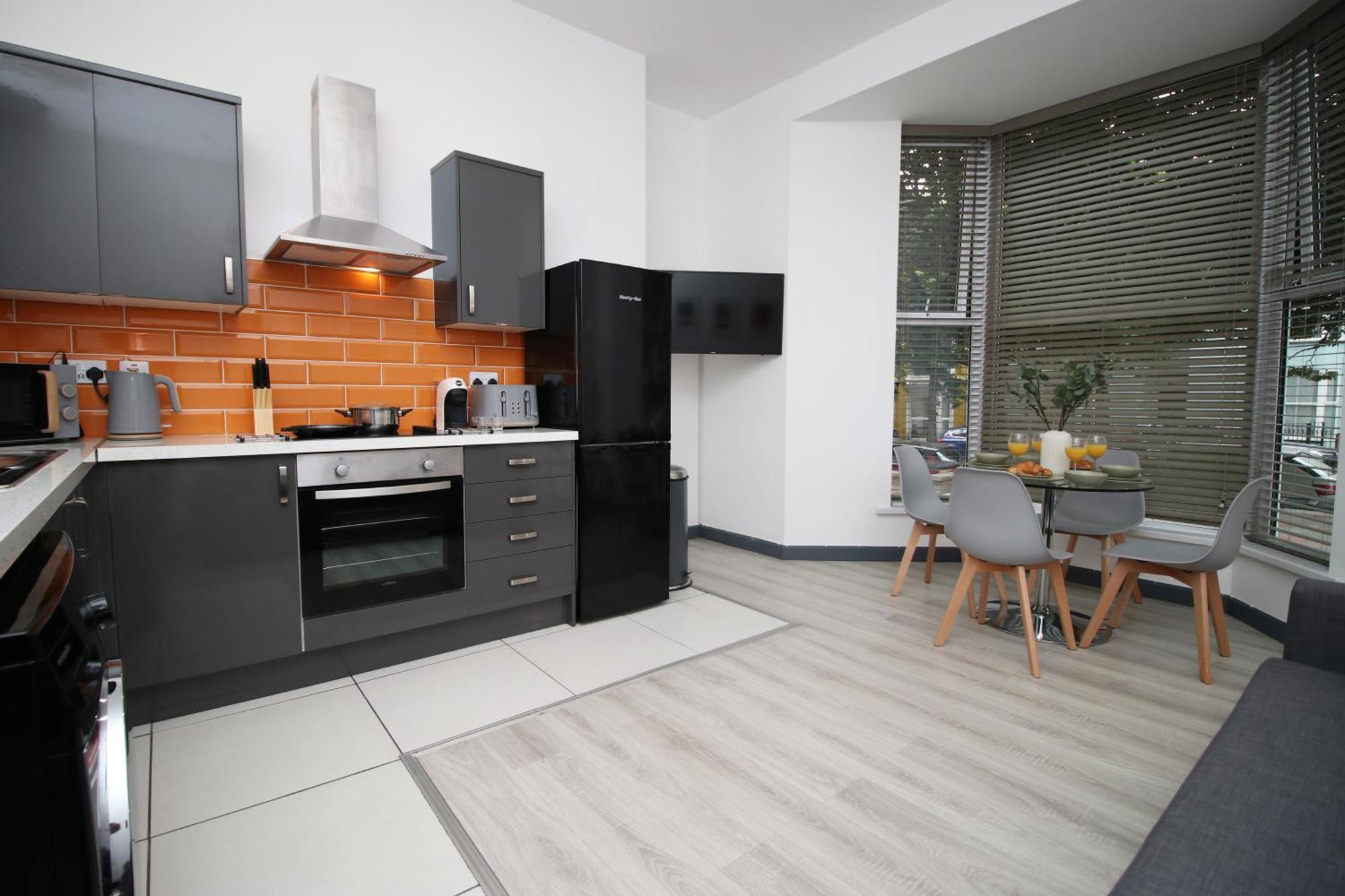 סוואנסי Fully Equipped Kitchen, Parking, City Centre מראה חיצוני תמונה